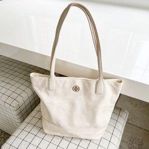 Tory Burch white leather handbag. Perfect for Spring!
